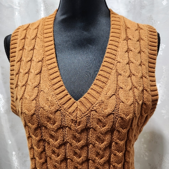 Cupcakes and Cashmere Cable Knit Sweater Vest (L) - Picture 3 of 9
